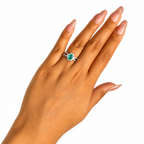 Anillo Piedras Preciosas Esmeralda Ovalada Grande con Circonias, Plata .925 con Baño de Rodio
