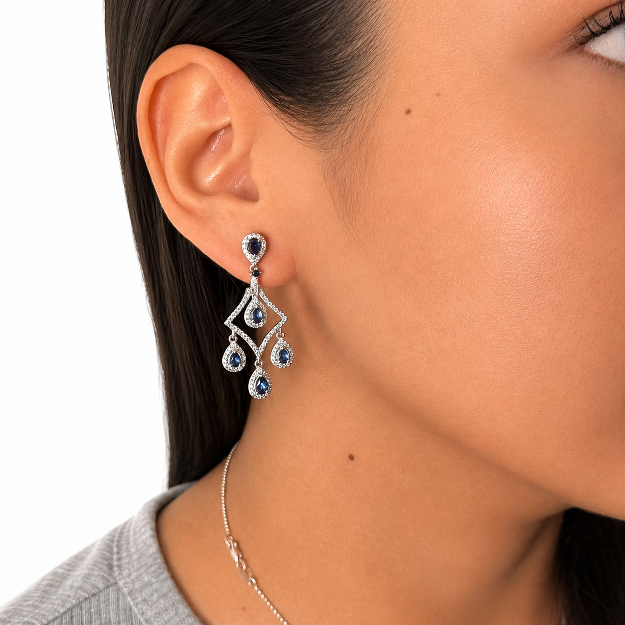 Arete Largo Candelabro de Zafiro con Circonias, Plata .925 con Baño de Rodio