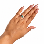 Anillo Piedras Preciosas Esmeralda Óvalo con Circonias, Plata .925 con Baño de Rodio