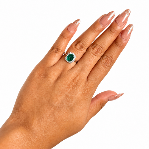 Anillo Piedras Preciosas Flor Esmeralda Ovalada con Circonias, Plata .925 con Baño de Rodio
