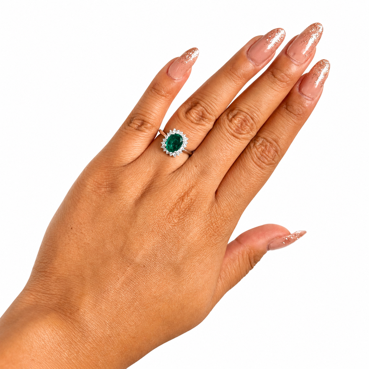 Anillo Piedras Preciosas Flor Esmeralda Ovalada con Circonias, Plata .925 con Baño de Rodio