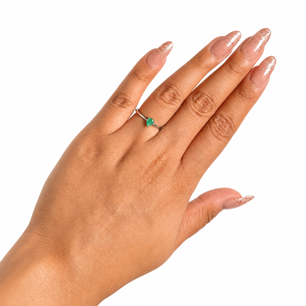 Anillo Piedra Preciosa Esmeralda Chica en Gota, Plata .925 con Baño de Rodio