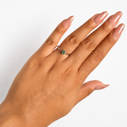 Anillo Piedra Preciosa Esmeralda Chica, Plata .925 con Baño de Rodio