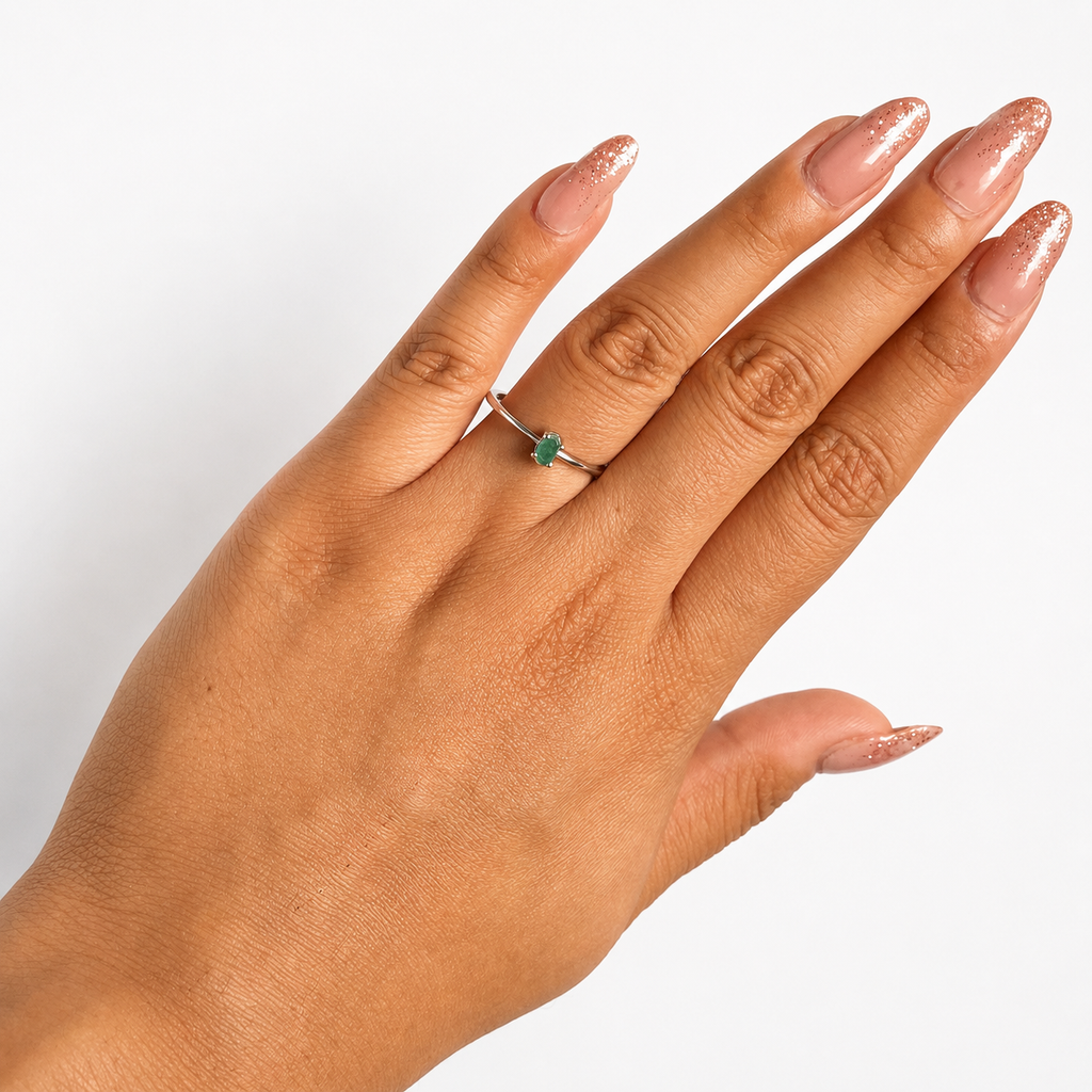 Anillo Piedra Preciosa Esmeralda Chica, Plata .925 con Baño de Rodio