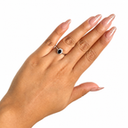 Anillo Piedra Preciosa Ónix Óvalo con Circonias Blancas, Plata .925 con Baño de Rodio