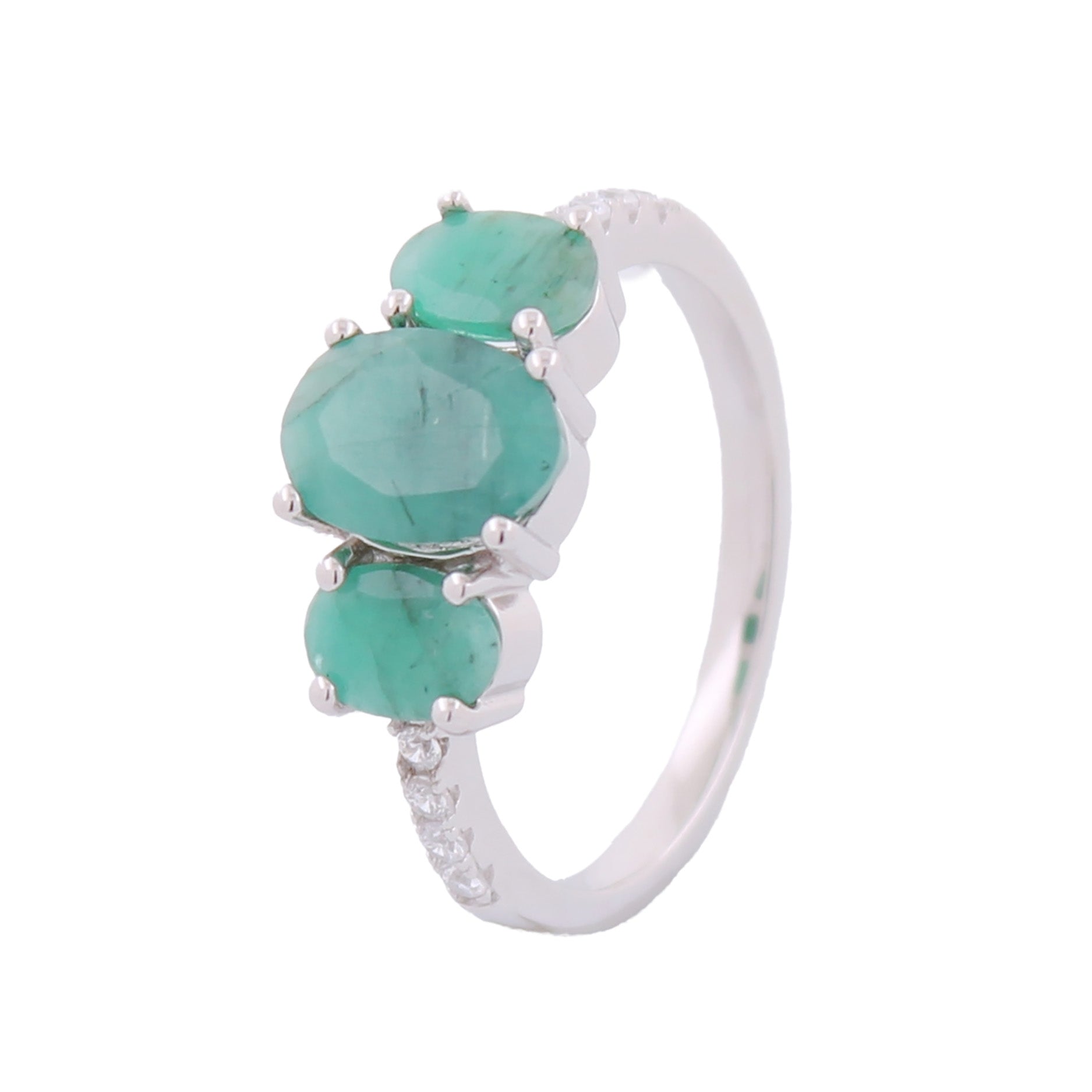 Anillo Piedra Preciosa Esmeraldas en Disminución y Circonias, Plata .925 con Baño de Rodio