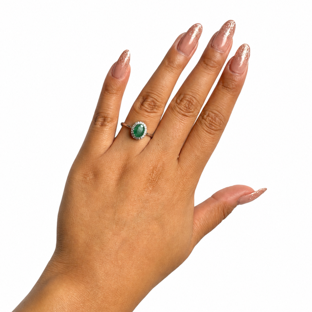 Anillo Piedra Preciosa Esmeralda Ovalada con Circonias, Plata .925 con Baño de Rodio