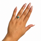 Anillo Piedra Preciosa Esmeralda Ovalada con Circonias, Plata .925 con Baño de Rodio