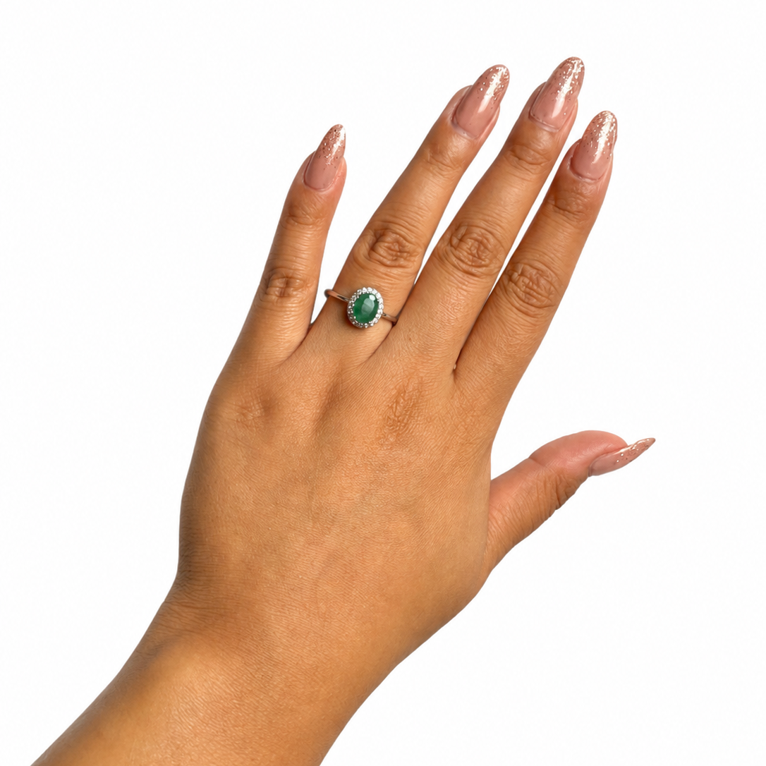 Anillo Piedra Preciosa Esmeralda Ovalada con Circonias, Plata .925 con Baño de Rodio