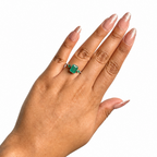 Anillo Piedras Preciosas Esmeraldas y Anillo en Espiral, Plata .925 con Baño de Rodio