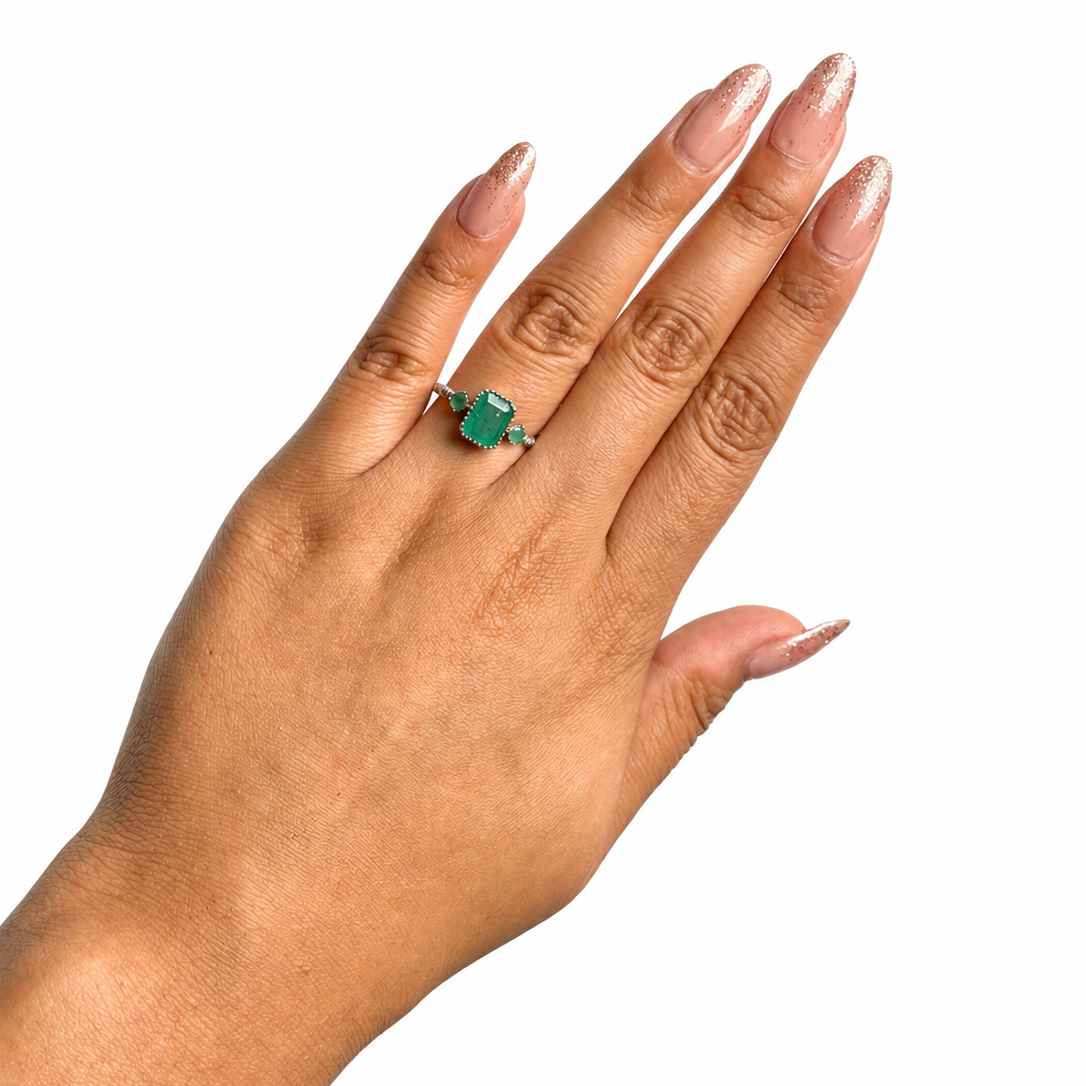 Anillo Piedras Preciosas Esmeraldas y Anillo en Espiral, Plata .925 con Baño de Rodio