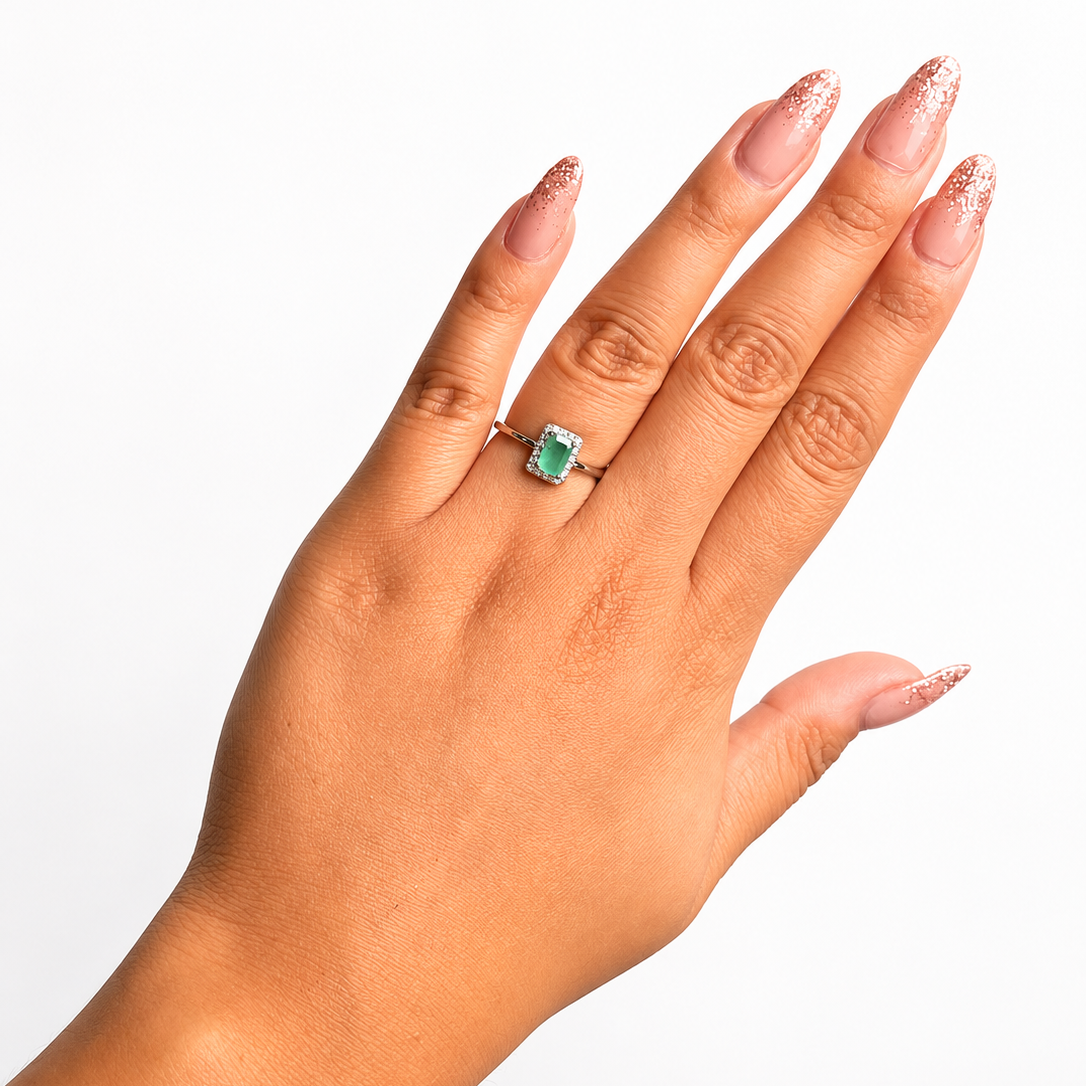 Anillo Piedras Preciosas Esmeralda Rectangular con Circonias, Plata .925 con Baño de Rodio
