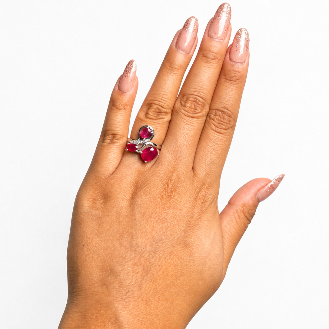 Anillo Piedras Preciosas 3 Rubí y Línea de Circonias, Plata .925 con Baño de Rodio