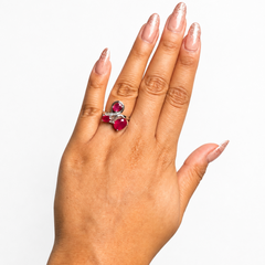 Anillo Piedras Preciosas Moño de 3 Rubí y Línea de Circonias, Plata .925 con Baño de Rodio