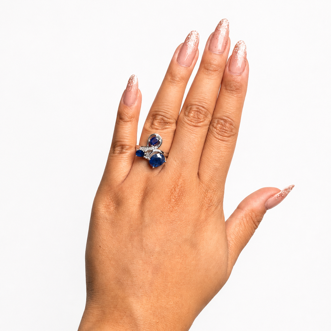 Anillo Piedras Preciosas 3 Zafiros y Línea de Circonias Blancas, Plata .925 con Baño de Rodio