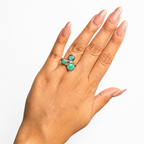 Anillo Piedras Preciosas Moño de 3 Esmeraldas y Línea de Circonias, Plata .925 con Baño de Rodio