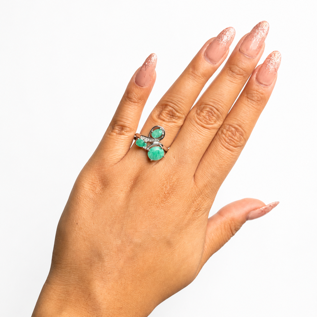 Anillo Piedras Preciosas 3 Esmeraldas y Línea de Circonias, Plata .925 con Baño de Rodio