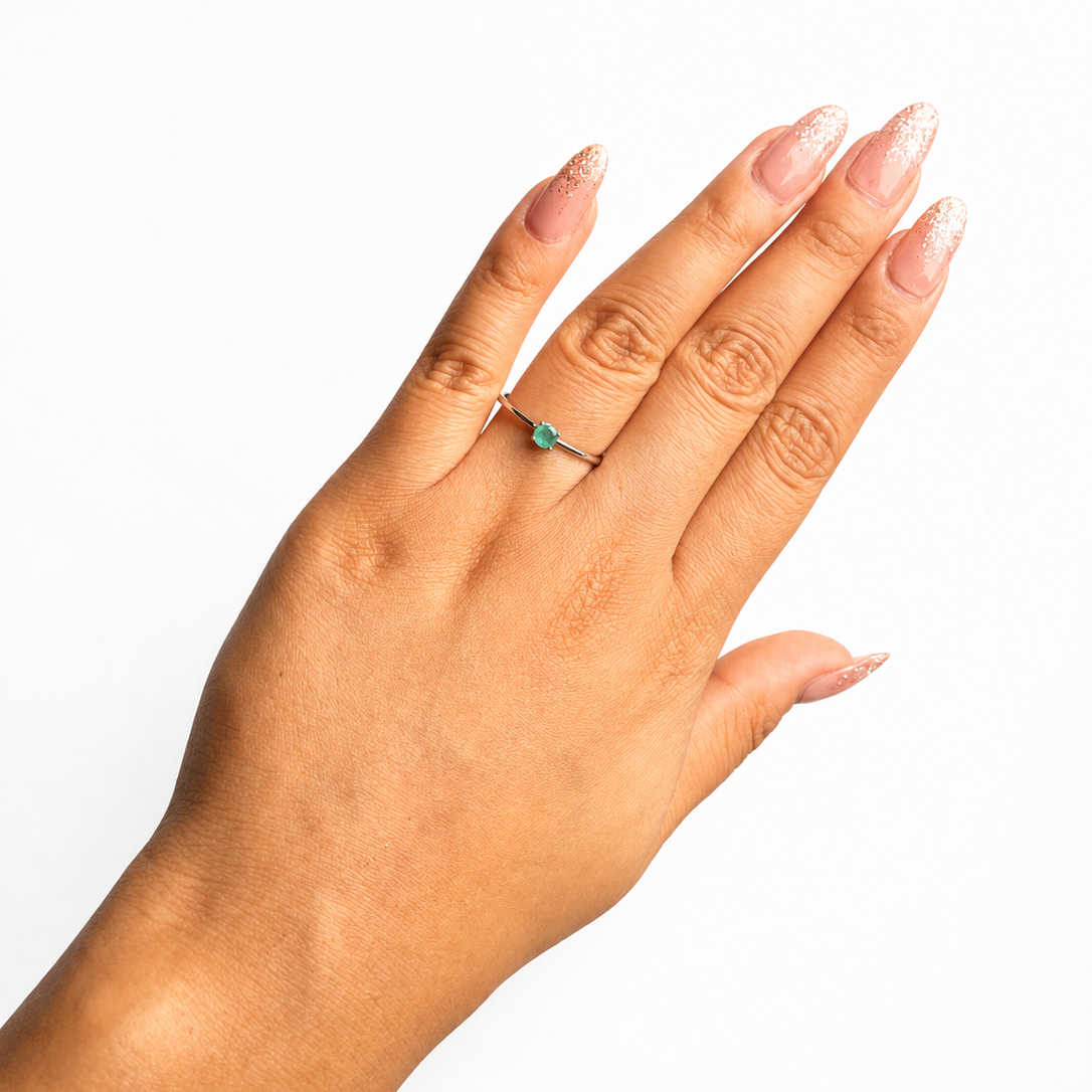 Anillo Piedras Preciosas Esmeralda Circular, Plata .925 con Baño de Rodio