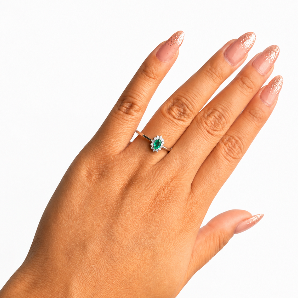 Anillo Piedras Preciosas Flor de Esmeralda Chica con Circonias, Plata .925 con Baño de Rodio