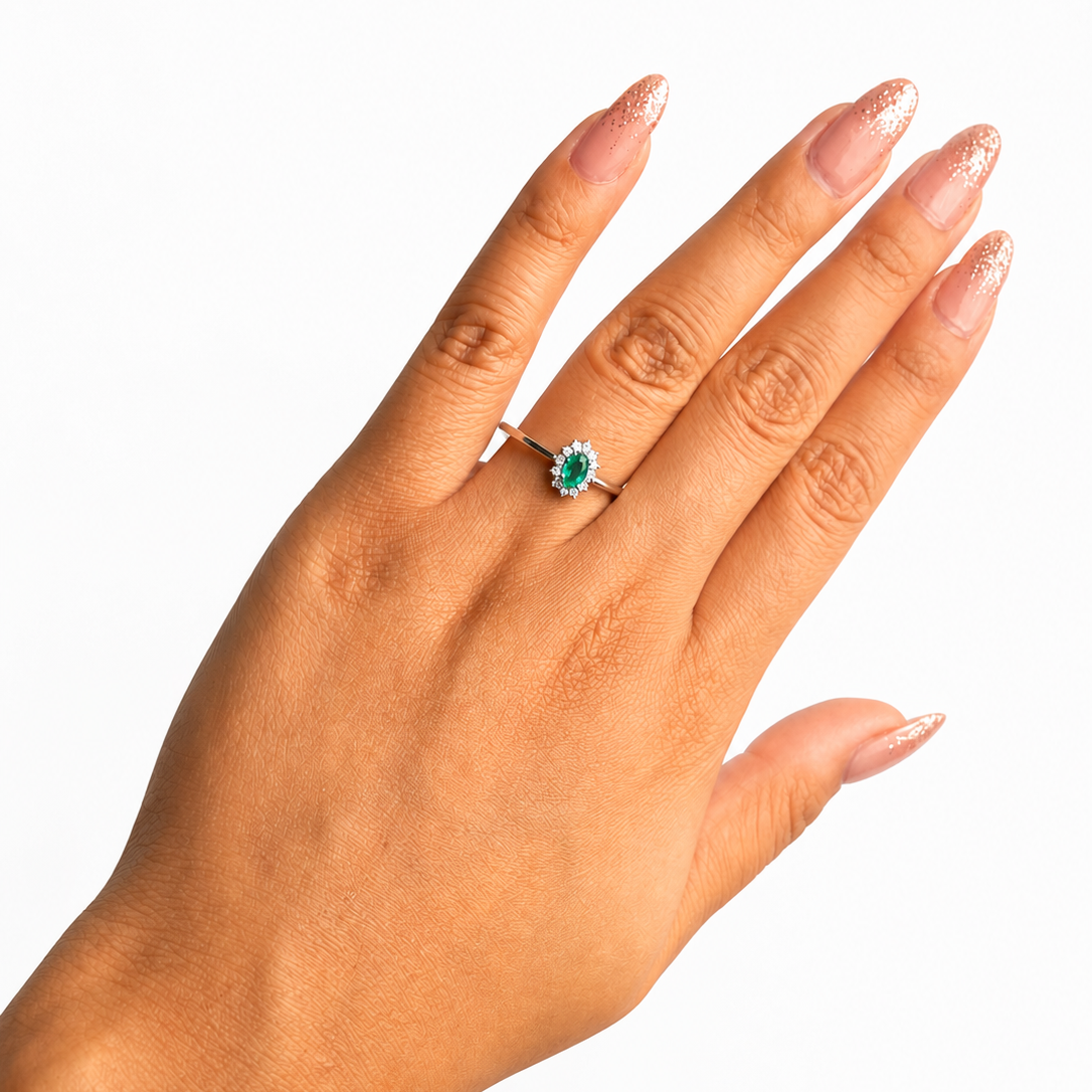 Anillo Piedras Preciosas Flor de Esmeralda Chica con Circonias, Plata .925 con Baño de Rodio