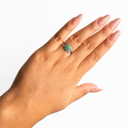 Anillo Piedras Preciosas Esmeralda con Circonias CC, Plata .925 con Baño de Rodio