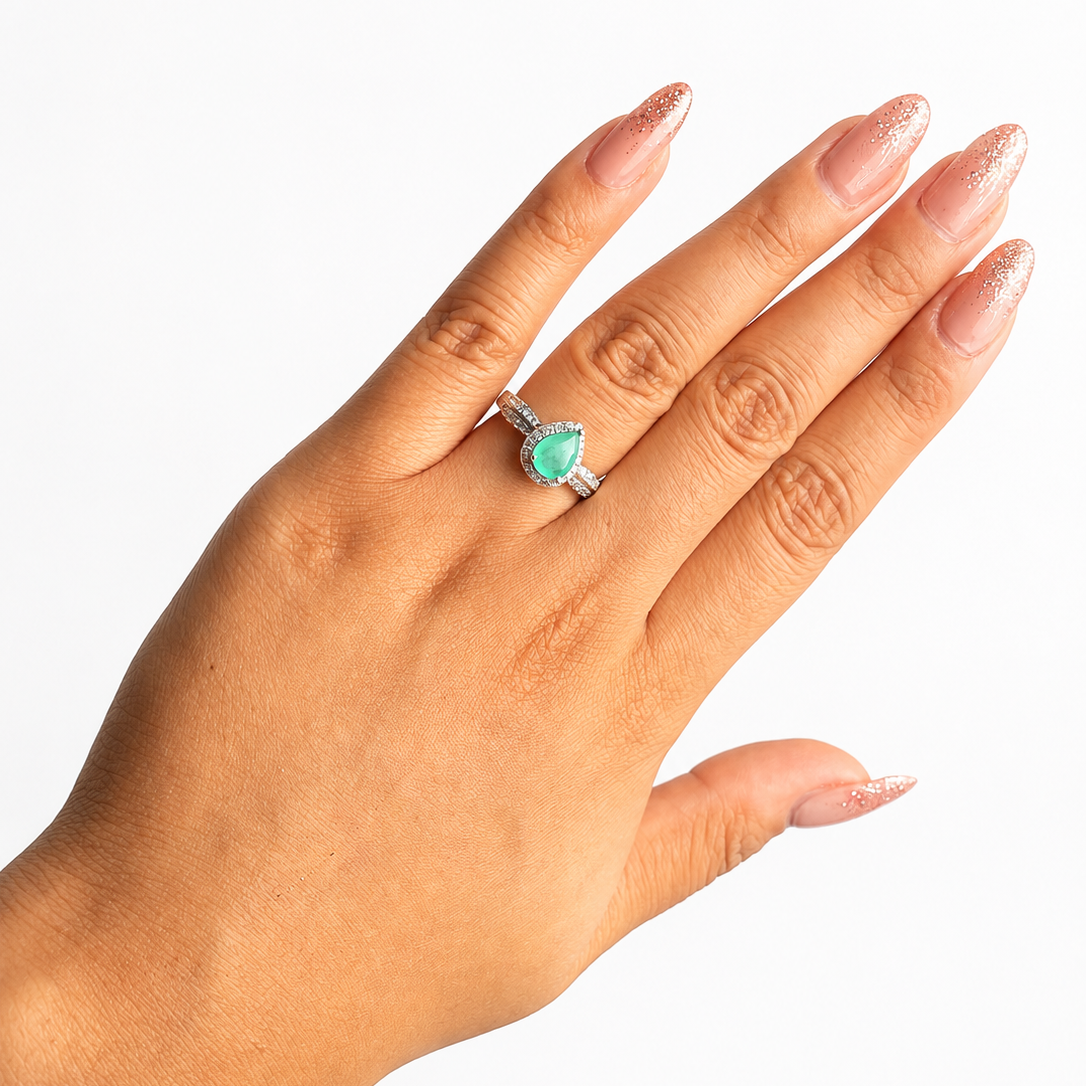 Anillo Piedras Preciosas Gota de Esmeralda Grande con Circonias, Plata .925 con Baño de Rodio
