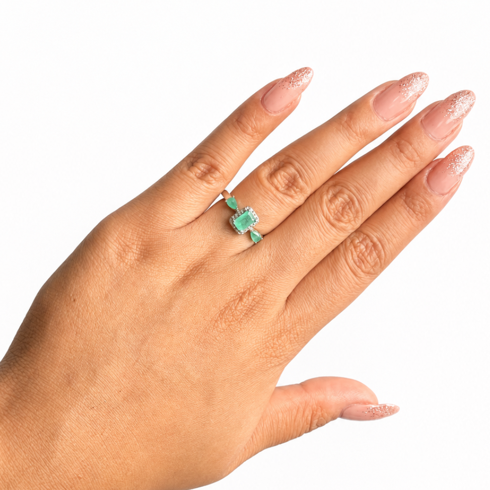 Anillo Piedras Preciosas Esmeralda Rectangular con Circonias y 2 Esmeraldas en Gota, Plata .925 con Baño de Rodio
