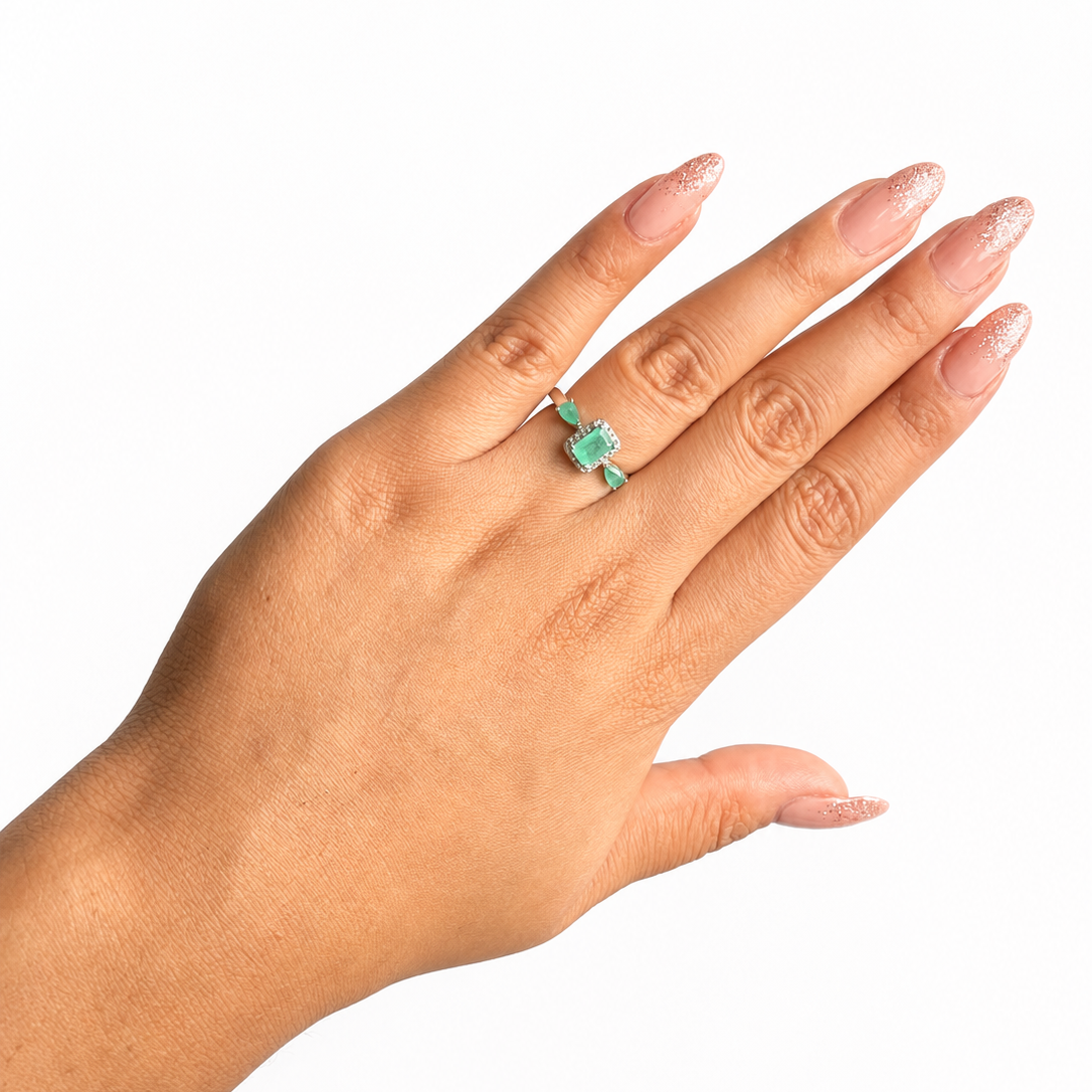 Anillo Piedras Preciosas Esmeralda Rectangular con Circonias y 2 Esmeraldas en Gota, Plata .925 con Baño de Rodio