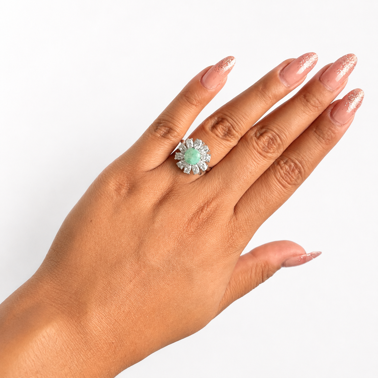 Anillo Piedras Preciosas Flor Grande de Esmeralda con Circonias, Plata .925 con Baño de Rodio