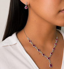 Juego Piedras Preciosas Rubí, Collar, Pulsera y Aretes de Gota con Circonias, Plata .925 con Baño de Rodio