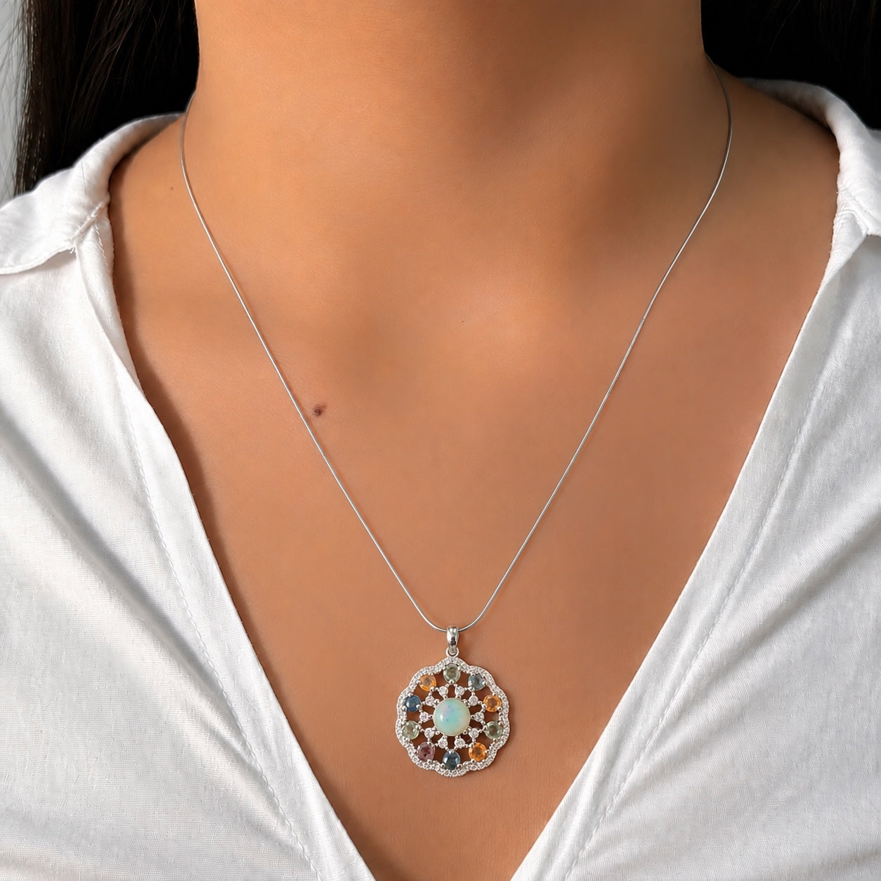 Dije Piedras Preciosas Flor Circular de Ópalo de Etiopía con Citrino, Peridoto, Turmalinas y Zafiro, Plata .925 con Baño de Rodio