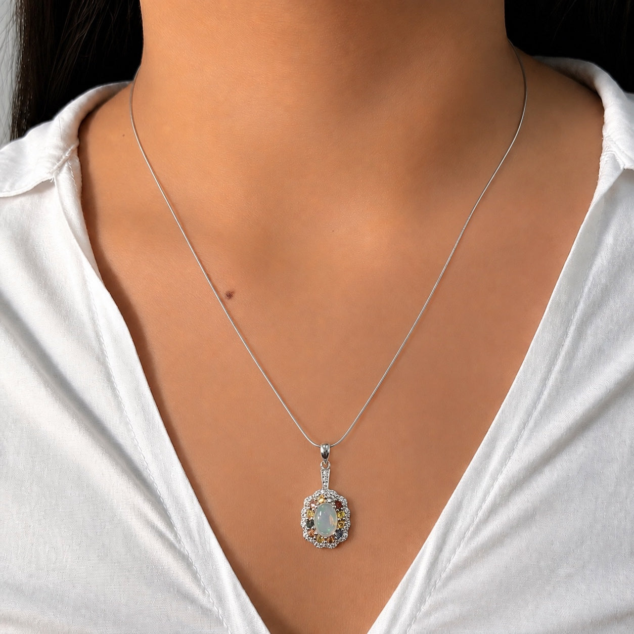 Dije Piedras Preciosas Flor Ópalo de Etiopía con Citrino, Zafiro y Circonias Blancas, Plata .925 con Baño de Rodio