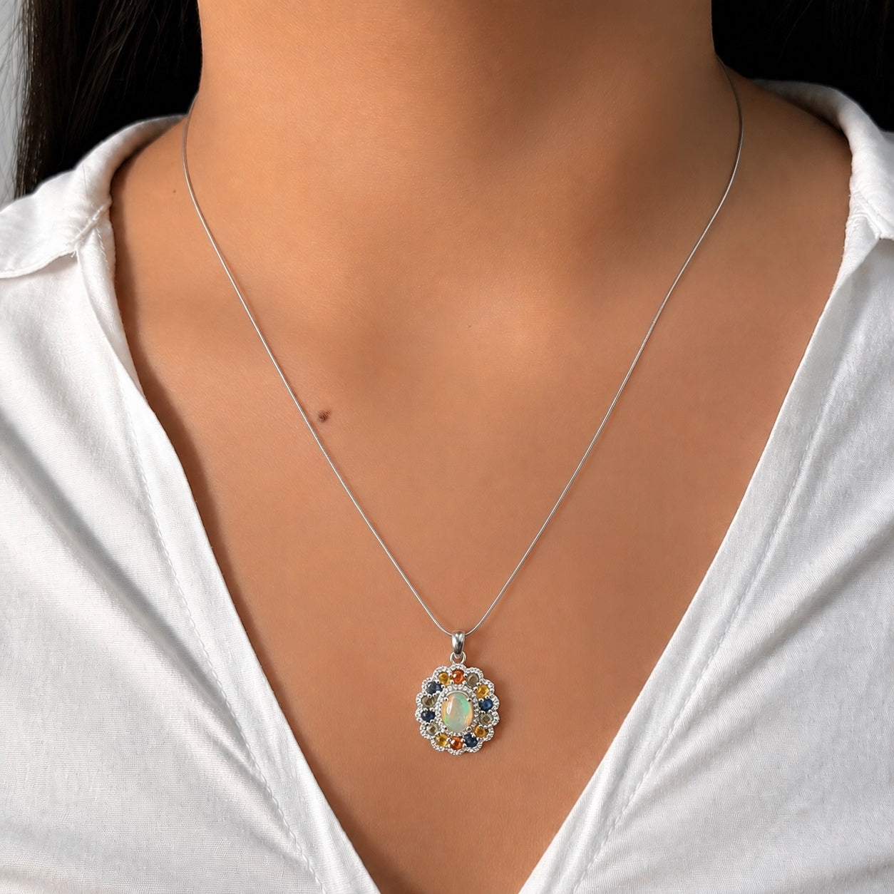 Dije Piedras Preciosas Maxi Flor Ópalo de Etiopía con Citrino, Peridot, Turmalina, Zafiro y Circonias Blancas, Plata .925 con Baño de Rodio.