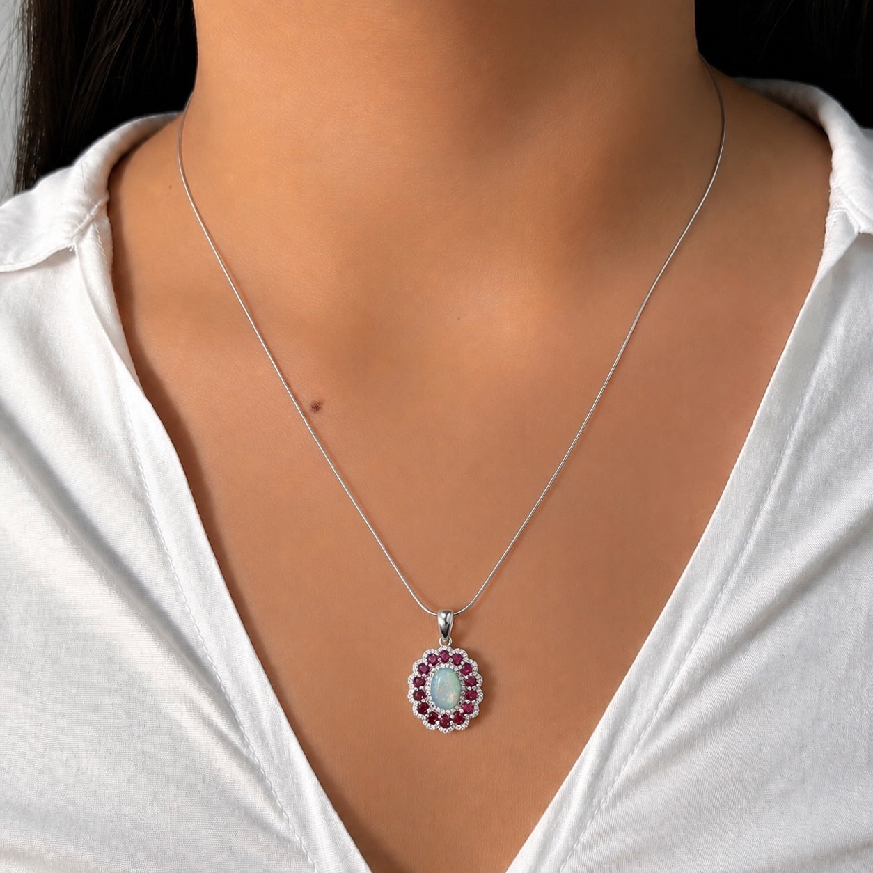 Dije Piedras Preciosas Maxi Flor Ópalo de Etiopía con Rubí, Plata .925 con Baño de Rodio