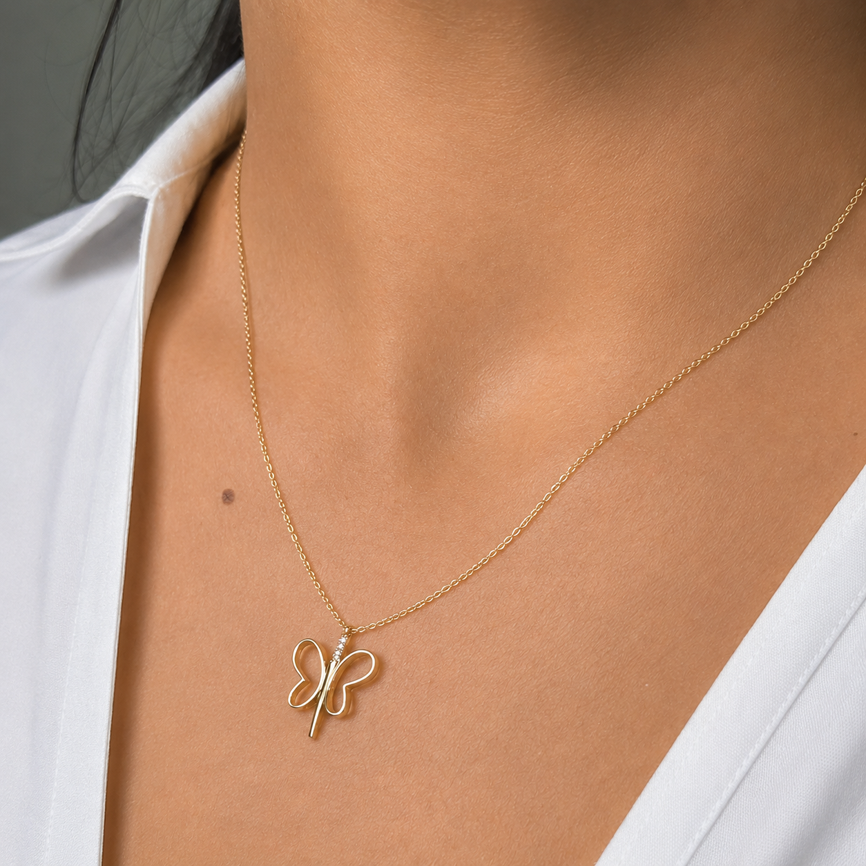 Collar Silueta de Mariposa con Micro Circonias Oro 10K