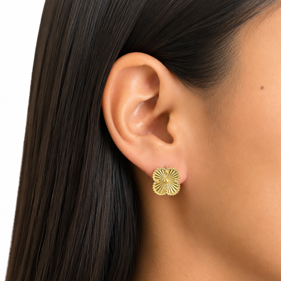 Arete Inspirado Van C Flor Diamantada de 1.4cm Oro 10K