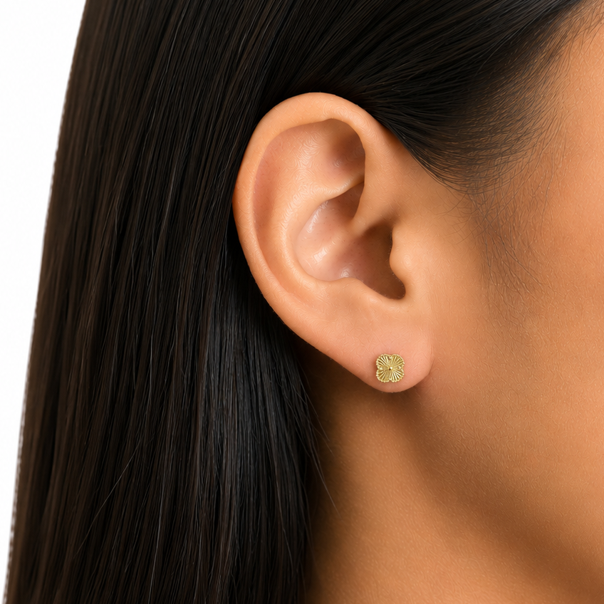 Arete Inspirado Van C Flor Diamantada de 0.6mm Oro 10K