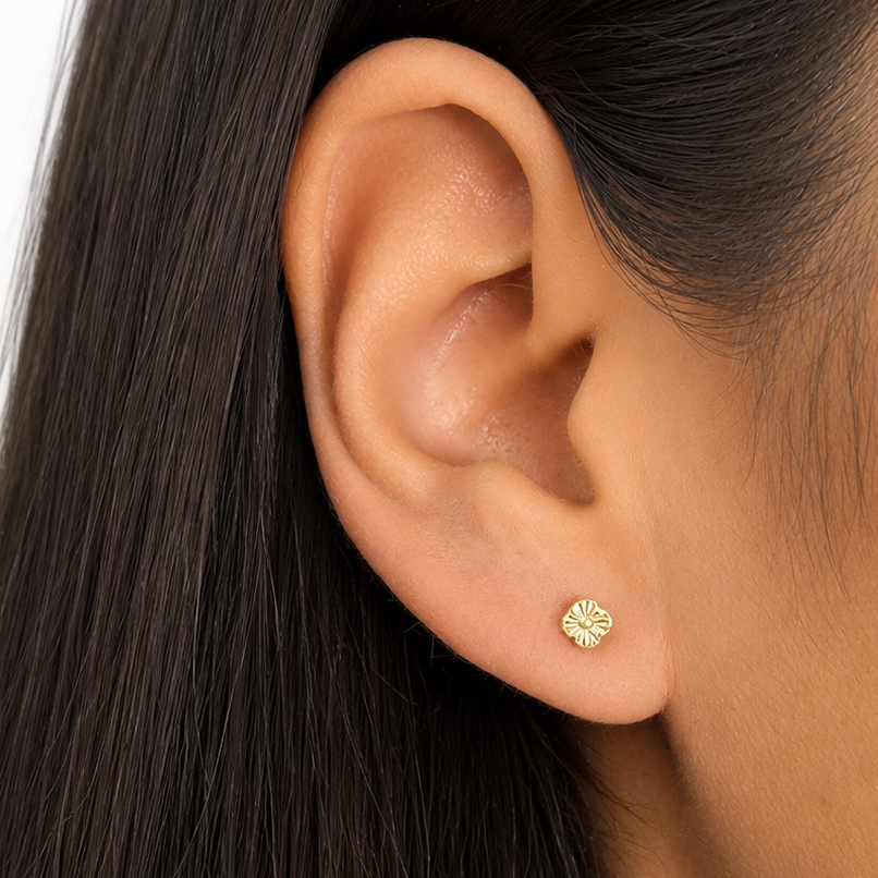 Arete Inspirado Van C Flor Diamantada de 0.5mm Oro 10K