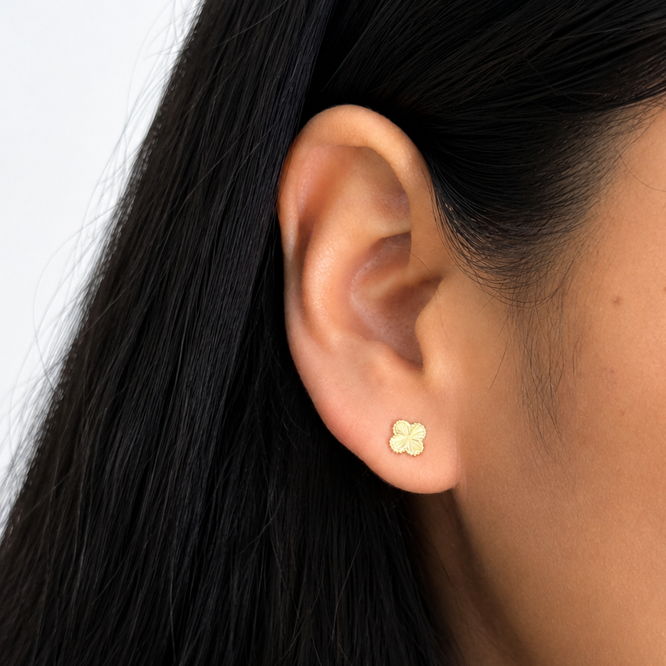 Arete Inspirado Van C Flor Diamantada de 0.7mm Oro 10K