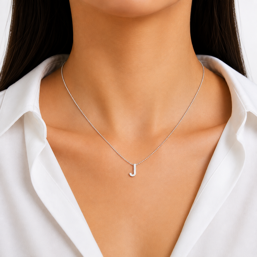 Collar Letra J Plata .925 con Baño de Rodio