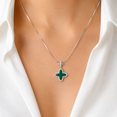 Dije Inspirado LV de 2.5cm Malaquita verde y Circonias Plata .925 con Baño de Rodio
