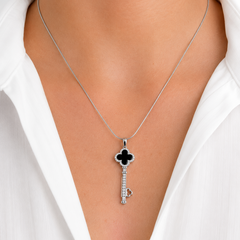 Dije Inspirado Van C en Forma Llave de 4.7cm Ónix y Micro Circonias Plata .925 con Rodio
