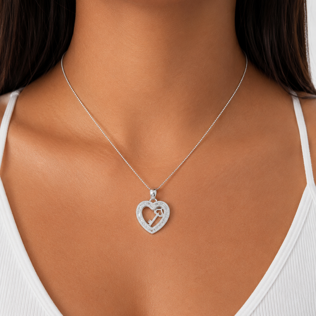 Dije de Corazón con Circonias y Llave 2.7cm Plata .925
