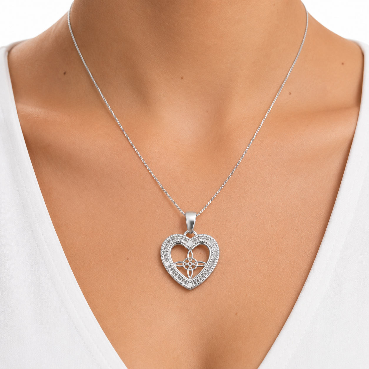 Dije de Corazon con Circonias y Nudo de Bruja de 2.5cm Plata .925