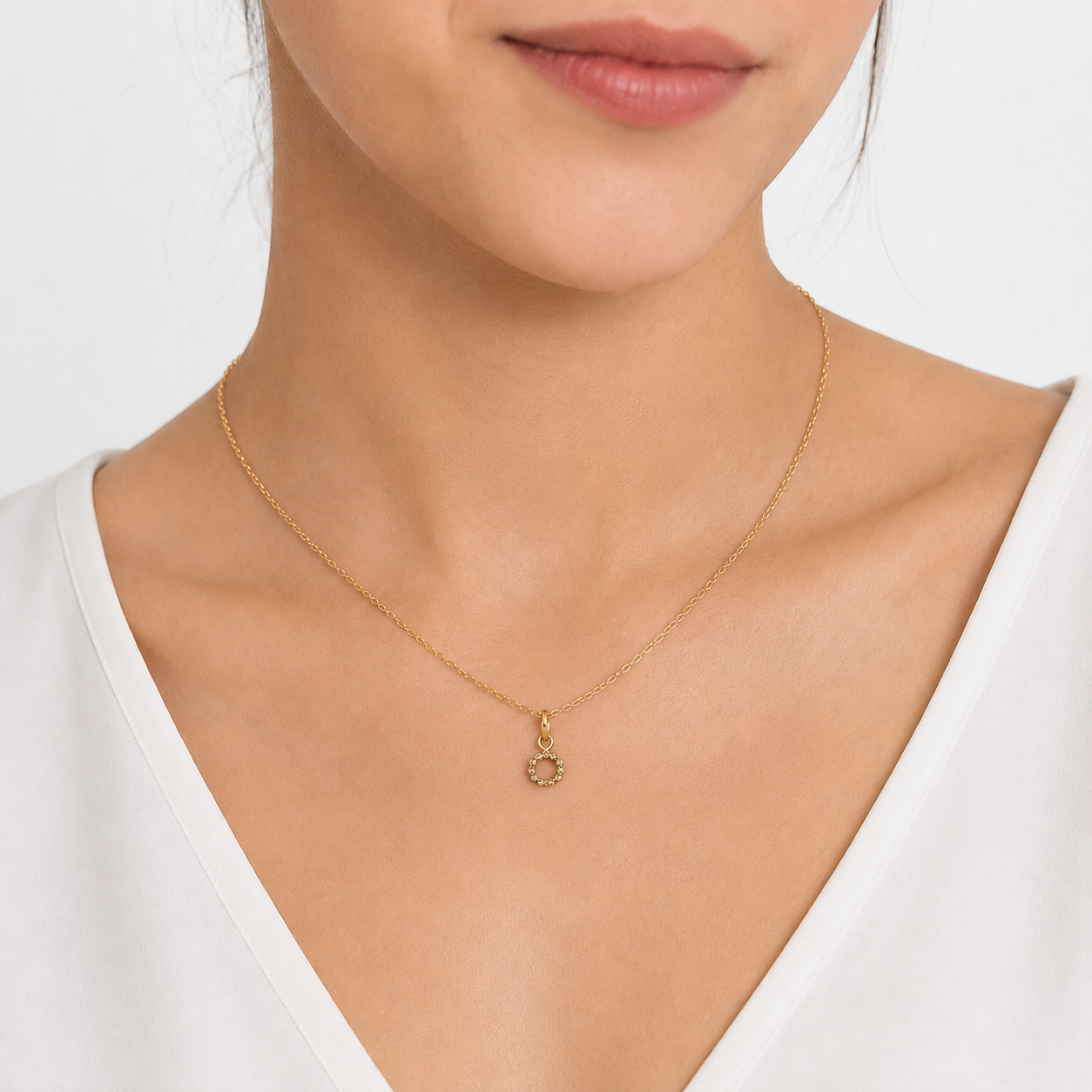Dije Letra O con Micro Circonias Oro 10K