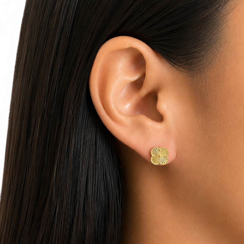 Arete Inspirado Van C Flor Diamantada de 0.9mm Oro 10K