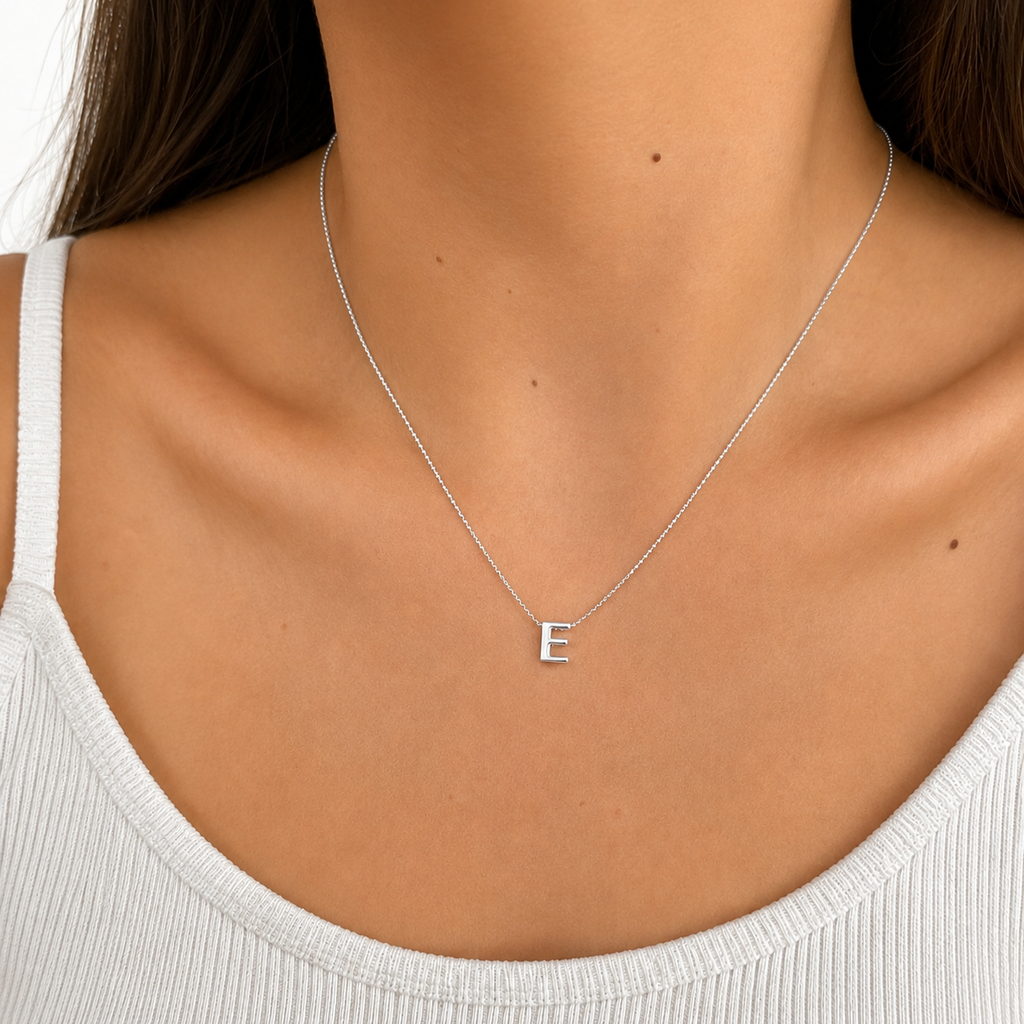 Collar Letra E Plata .925 con Baño de Rodio