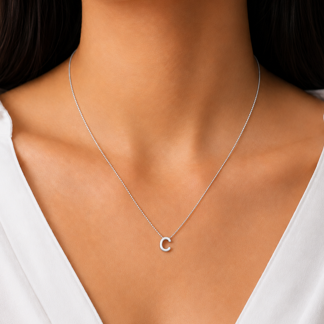 Collar Letra C Plata .925 con Baño de Rodio