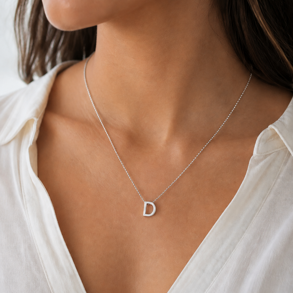 Collar Letra D Plata .925 con Baño de Rodio