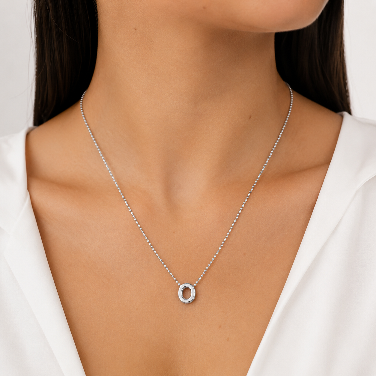 Collar Letra O Plata .925 con Baño de Rodio
